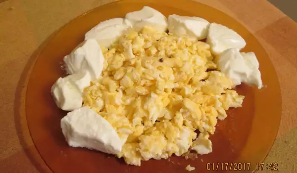 Scrambled Eggs with Garlic and Yogurt