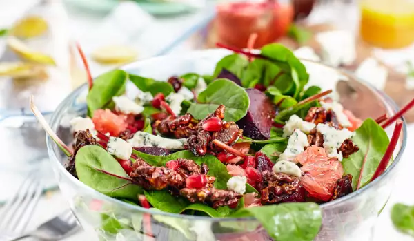 Salad with beetroot leaves