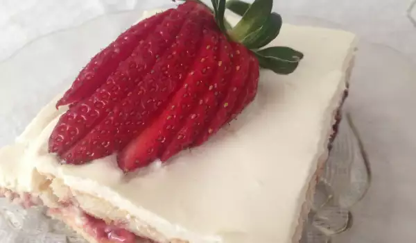 Biscuit Cake with Mascarpone and Strawberries