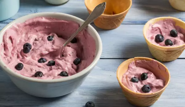 Blueberry Ice Cream with Cinnamon