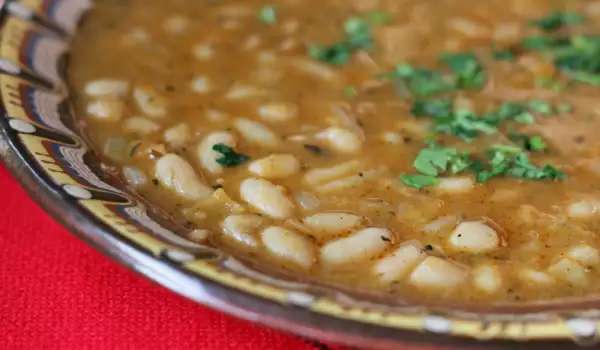 Bean soup with spearmint