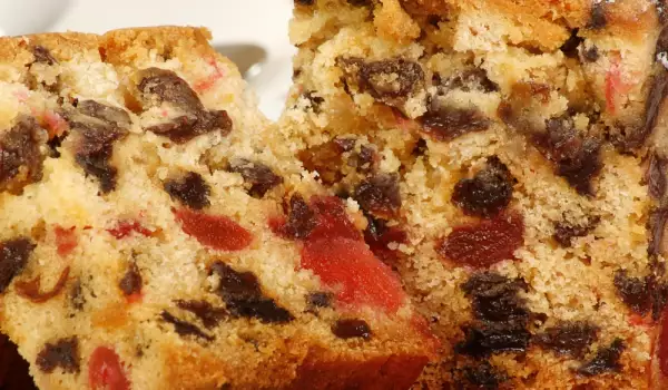 Sponge cake with raisins