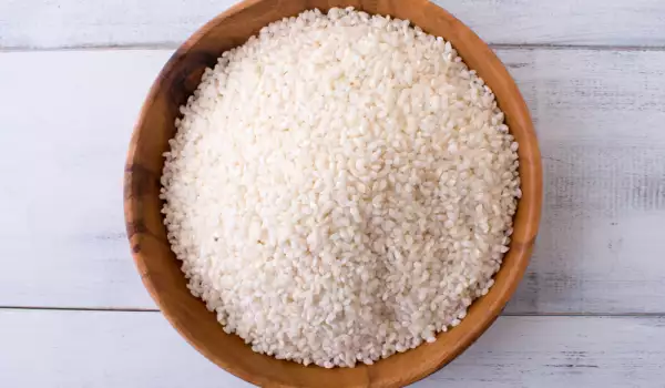 Raw rice in a bowl