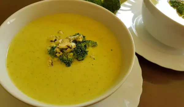 Broccoli Soup with Gorgonzola and Cream