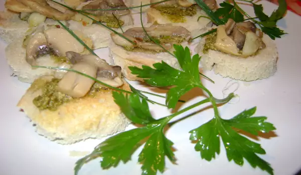Aromatic Bruschettas with Mushrooms and Pesto