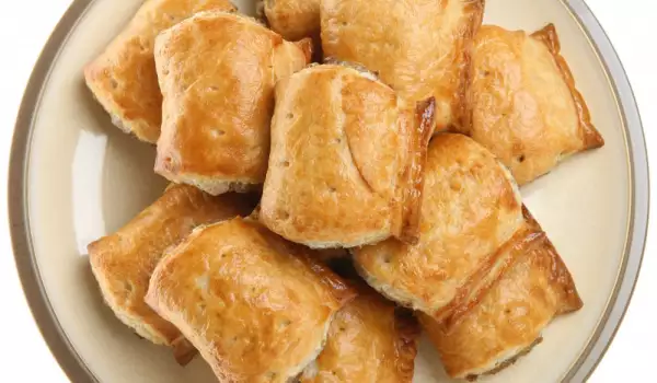 Quick Cheese Pies with Puff Pastry