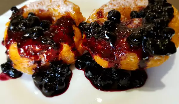 Buñuelos with Cottage Cheese and Blueberries