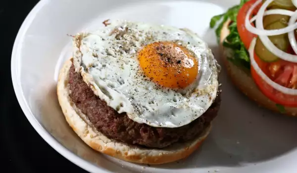 American Hamburger with an Egg