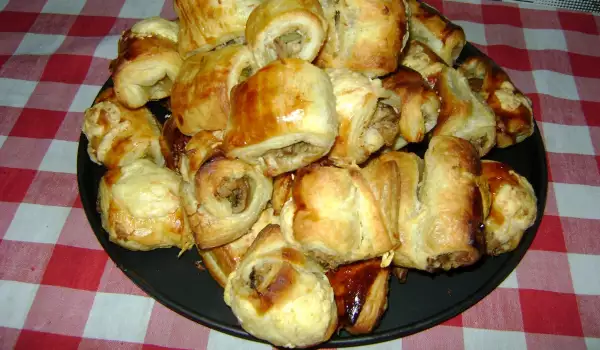 Puff Pastries with Chicken and Mushrooms
