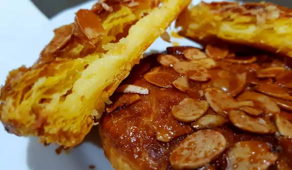 Cream Puff Pastries with Almonds