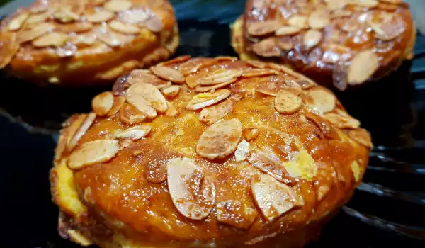 Cream Puff Pastries with Almonds