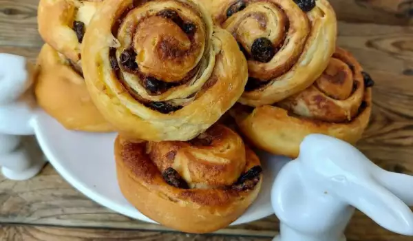 Christmas Puff Pastry Snails with Raisins