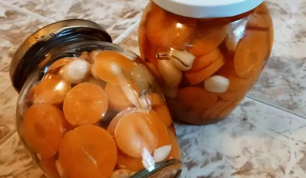 Jarred Pickled Carrots with Garlic