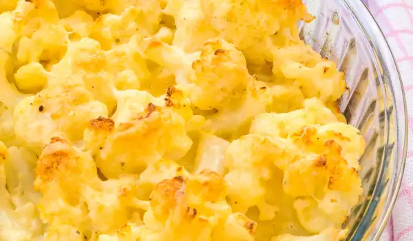 Oven-Baked Cauliflower with Cheese and Eggs