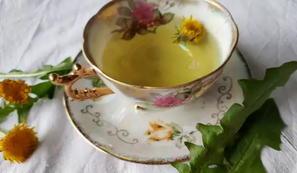 Dandelion Tea Against Bloating and Constipation