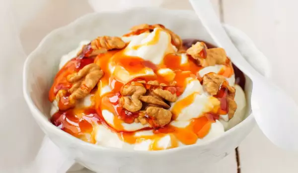 Cottage Cheese Mousse with Honey and Walnuts