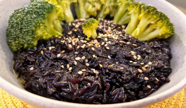 Asian-Style Black Rice with Broccoli