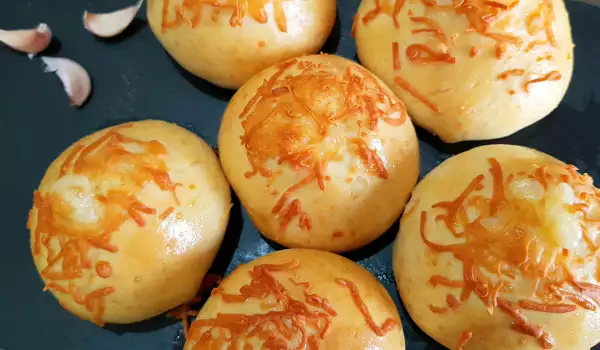 Small Bread Buns with Gouda