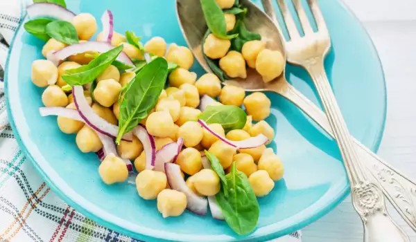 Chickpea Salad with Red Onions