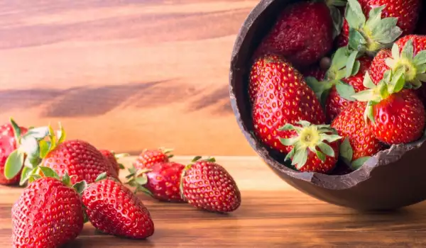 What Do Strawberries Contain?