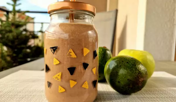 Cocoa Smoothie with Avocado, Banana and Apple