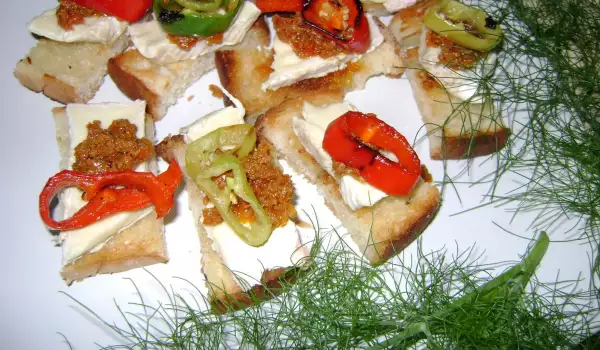Crostini with Cottage Cheese, Tomato Pesto and Pepper