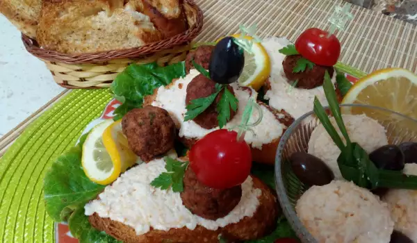 Crostini with Caviar and Party Balls of Minced Meat