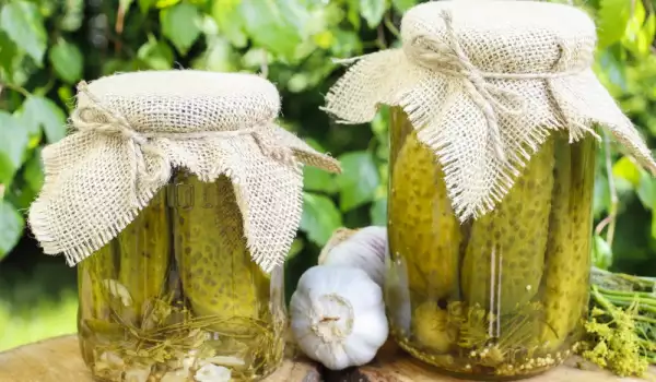 How Much Vinegar is Added to Pickles?