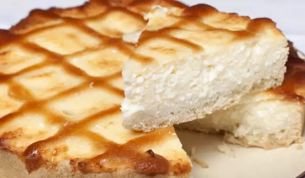 Cake with Honey and Cottage Cheese