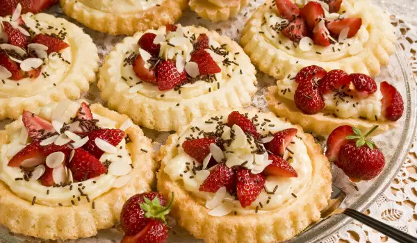 Tartlets with Strawberries and Vanilla Cream