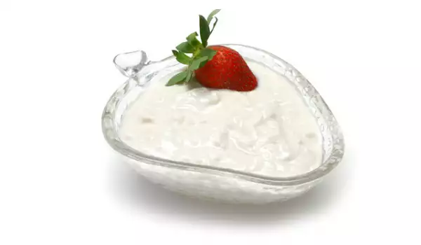 Ice Cream with Strawberries and Yoghurt