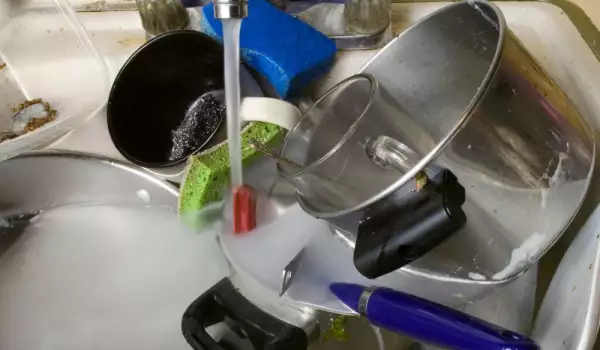Cleaning Teflon pans
