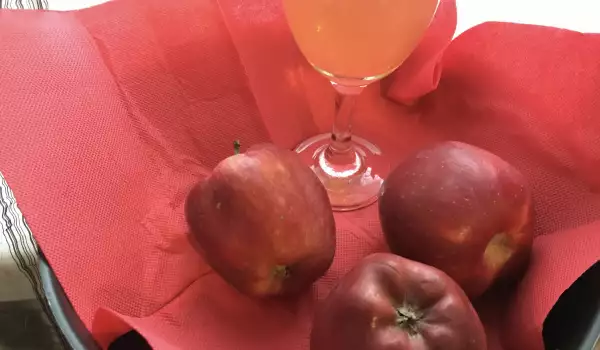 Homemade Apple Liqueur