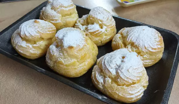 Tasty Eclairs with Steamed Dough and Homemade Egg Cream