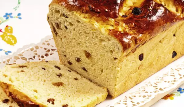 Easter Bread with Raisins