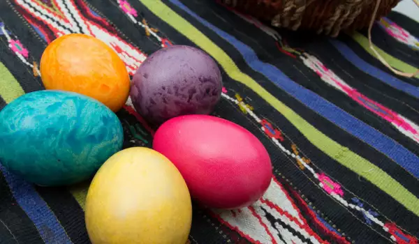 How to Dye Eggs - A Beginners Guide