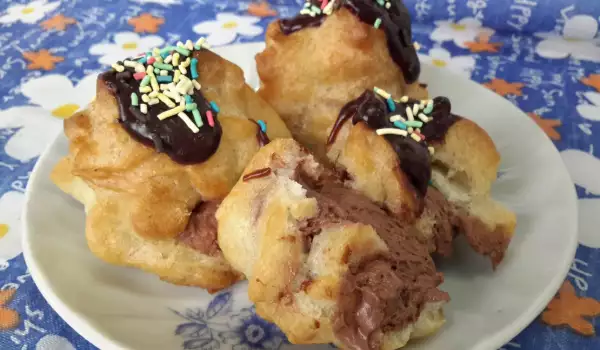 Eclairs with Chocolate and Homemade Cream
