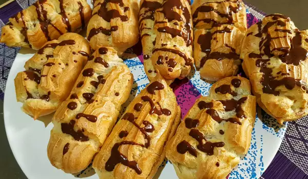 Eclairs with Chocolate Filling