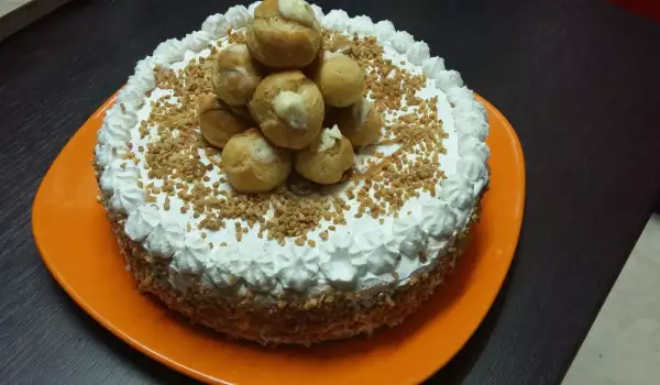 Eclair Cake with Sour Cream and Caramel