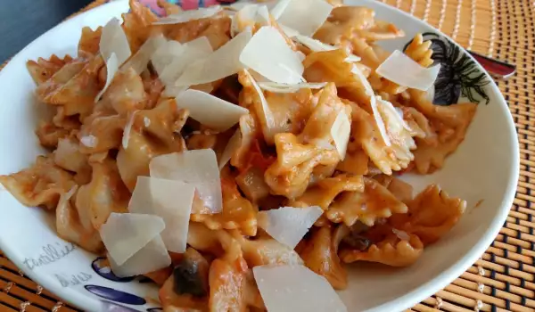Farfalle with Tomato Sauce and Mushrooms