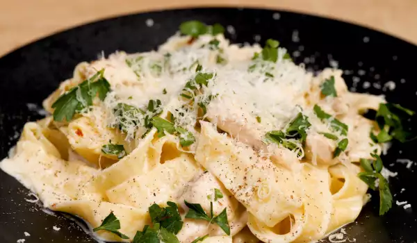 Fettuccine with Chicken and Cream Sauce
