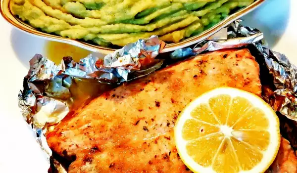 Salmon Fillets in Foil with Broccoli Puree