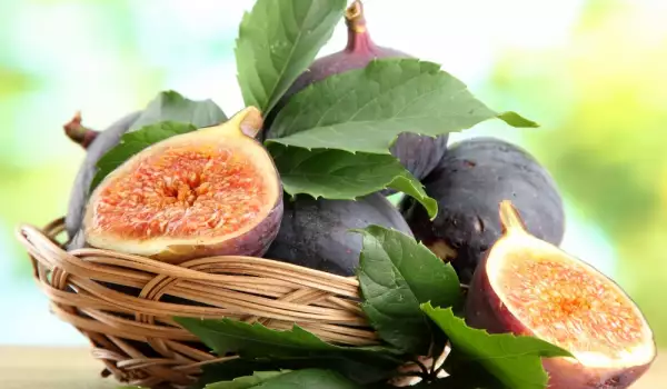 Figs with leaves