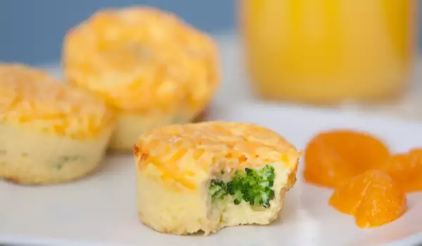 Mini Frittatas with Chicken and Broccoli