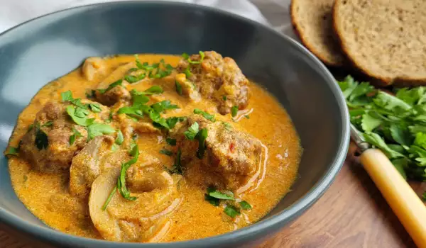 Meatballs with Mushrooms in Curry Sauce