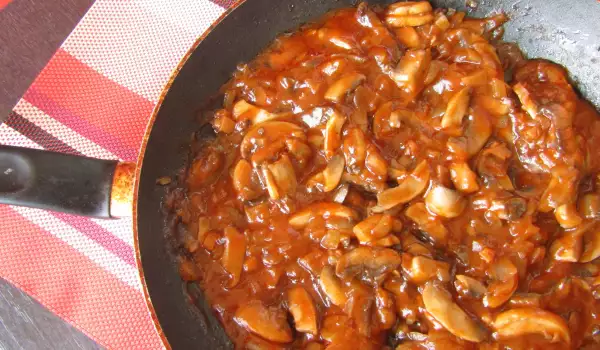 Mushrooms with Onions and Tomato Sauce