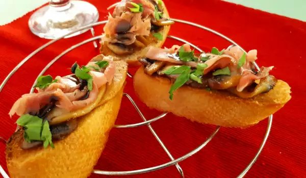 Bruschettas with Mushrooms and Prosciutto