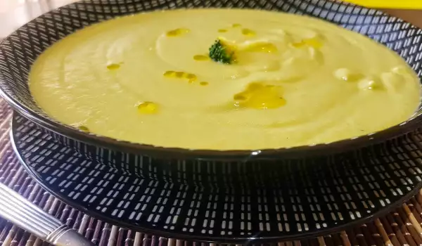 Wonderful Cream Soup with Broccoli, Peas and Leeks