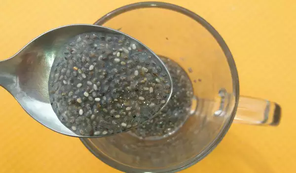 Gel-Water with Chia and Lemon for Hydration