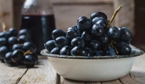 Black grapes in a bowl